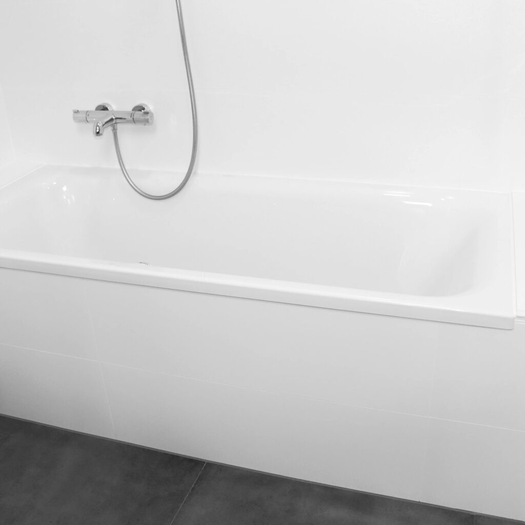 Badewanne vor dem Einbau der Wannentür