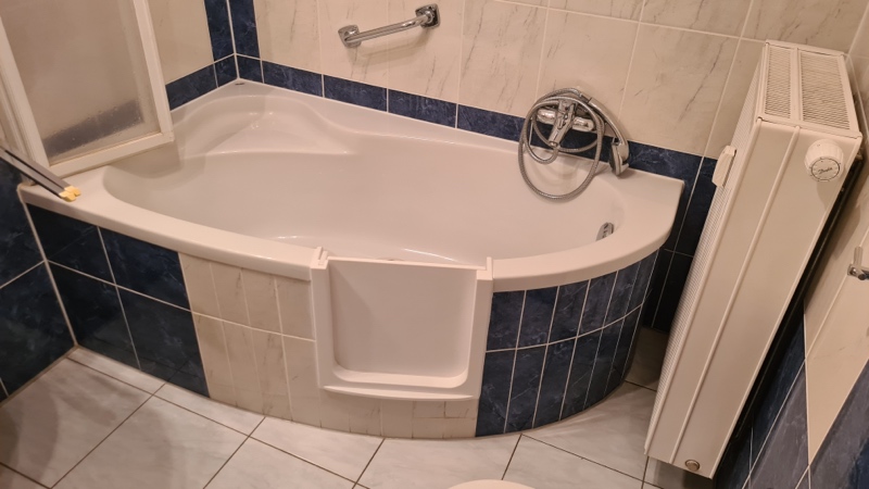 Badewanne mit eingebauter Flexo Wannentür