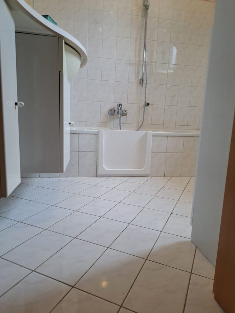 Badewanne mit nachträglich eingebauter Flexo Wannentür
